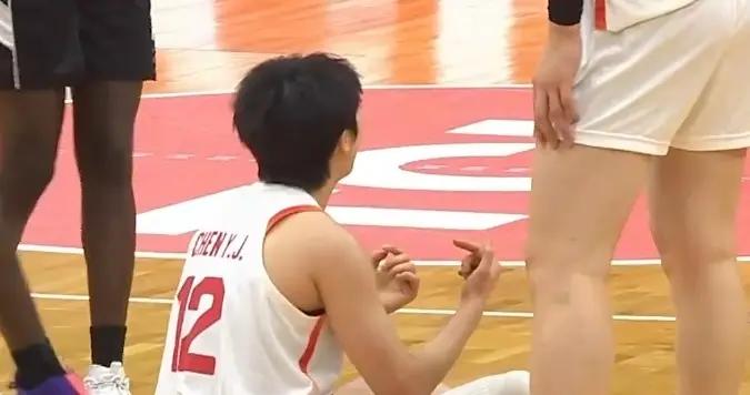 拼勁足！中國隊差點逼出8秒違例 陳玉婕倒地拼搶撞倒對手被吹犯規