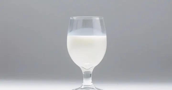 酒配牛奶真能護胃？真相是有保護也有負擔，這些人絕對不能這麼喝