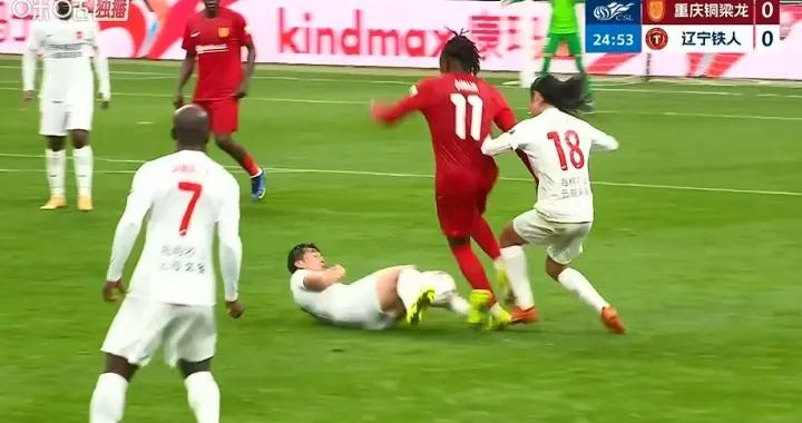 鐵人25分鐘已3人染黃！嚴鼎皓剷球犯規，馬寧果斷出示黃牌