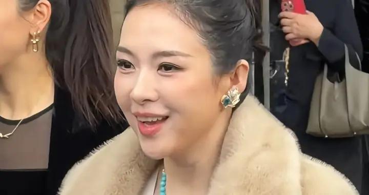 章子怡最新生圖發福了，狂塗陰影粉遮蓋臉頰，傳爲新戲增肥20斤