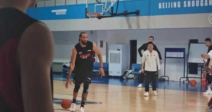 麥基被視爲與白邊同級別外援 隊友評價除了防守他進攻也比白邊好