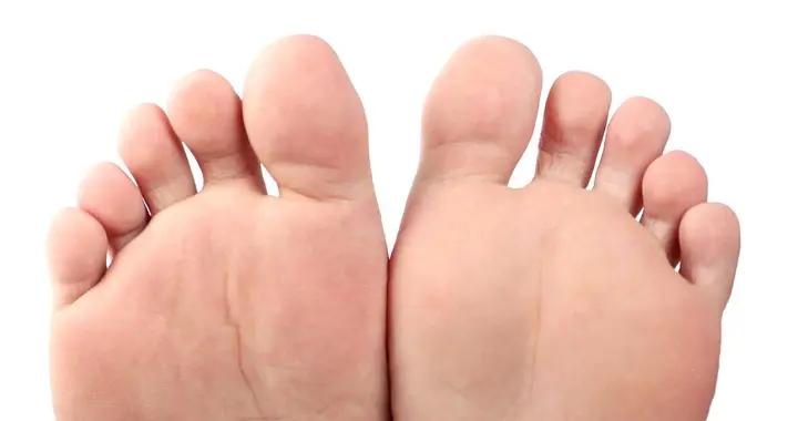 女人腳底發熱是病嗎？一文讀懂臨時不適vs健康警報，教你正確應對