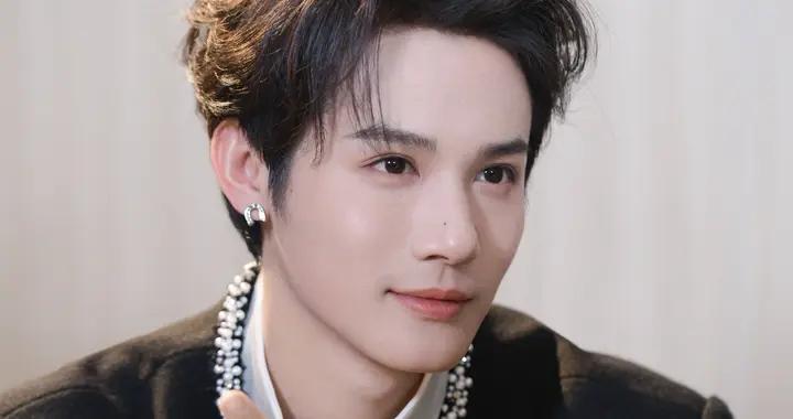 專訪鄭業成：回應“慷慨”漏腹肌，誇劉詩詩“東方美人”