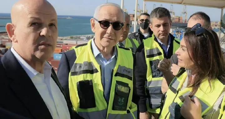 報平安，內塔尼亞胡視察了以色列港口，他戴着墨鏡身邊有保鏢
