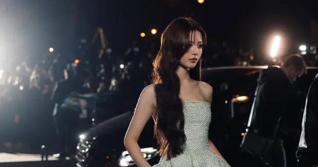 楊超越巴黎時裝週秀場直拍曝光！穿抹胸短裙秀纖細美腿