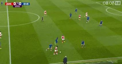 埃澤直塞打穿防線，哈弗茨在對手禁區內倒地！裁判示意沒有點球