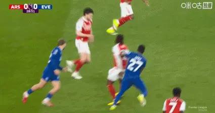 薩卡傳入禁區，賴斯在加納防守下倒地！裁判依舊沒有表示