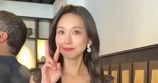 林志玲結婚後罕見公開露面 穿露腰黑裙顯身姿窈窕