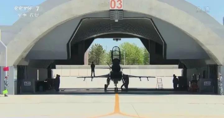 我軍公佈新型加固機堡，厚達3米，能扛得住美軍超級鑽地彈嗎？