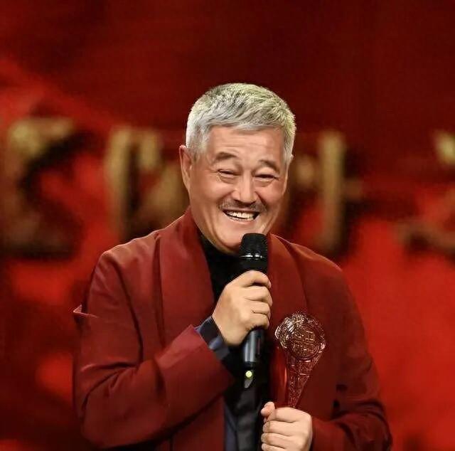 趙本山女兒直播回應父親近況：他已經不出來了，我爸這個年齡現在就每天跑跑步