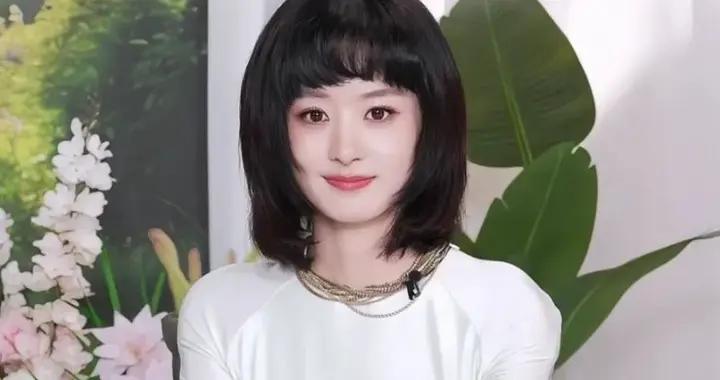 誰懂啊！36歲趙麗穎齊劉海短髮殺瘋直播間