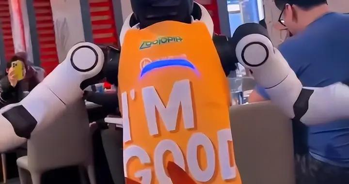 美國一海底撈門店機器人跳舞時掀桌子 三名服務員都拉不住