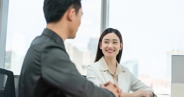 面試官：可以看看你手機裏的照片嗎？90後一個動作，當場錄用