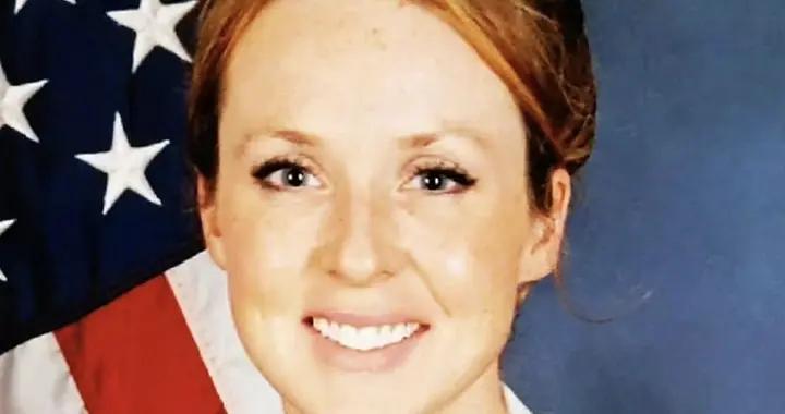 約瑟夫·肯特辭職，他妻子就是在戰場喪生的，是個明白人敢說真話