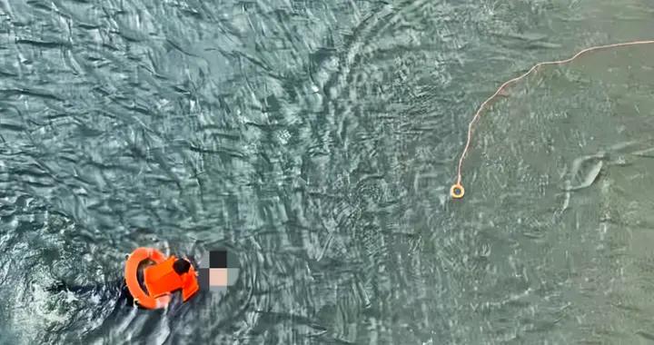 生死 6 分鐘！來不及脫警服，沐川公安縱身一躍跳進冰冷水庫……