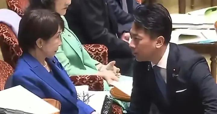 高市早苗坐着讓別人蹲着，對方是小泉進次郎，她一回去就變了