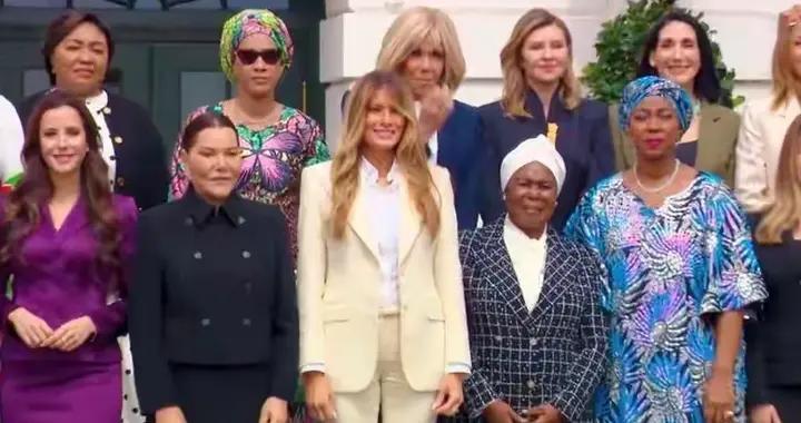 梅拉尼婭與夫人們開峯會合影，布麗吉特站在第二排，她挨着葉蓮娜