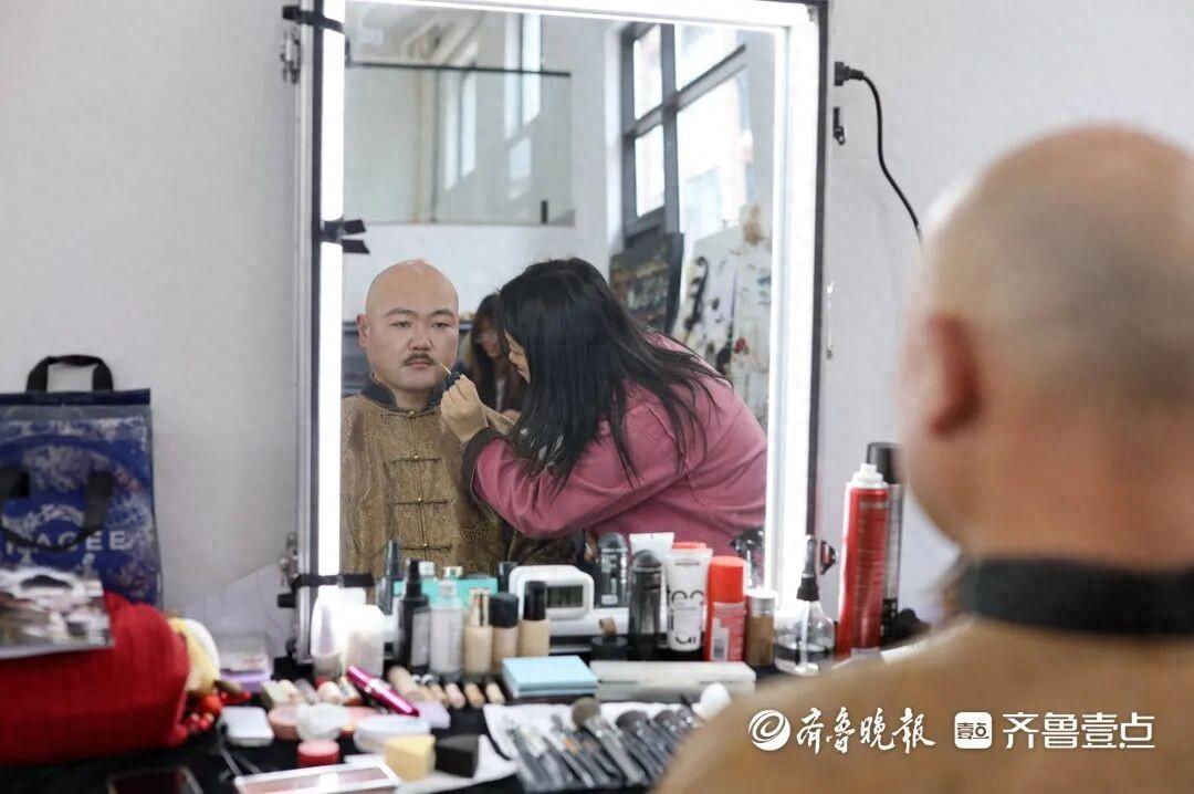 山東小夥橫店演“公公”走紅！行情好時月入兩三萬、日入四位數，沒戲拍就送外賣，曾親歷短劇4天拍100集