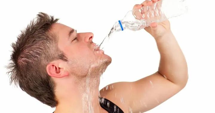 長期口渴要小心！除了糖尿病，還有這些潛在問題，自查方法快收好