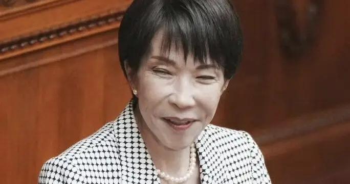 高市早苗回去後顯疲憊，她對提問做出解釋，她的笑臉並不對所有人