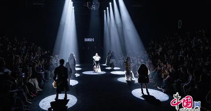 構築虛擬與現實交織時尚幻境 中國國際時裝週DANSE·C·尤米專場舉行