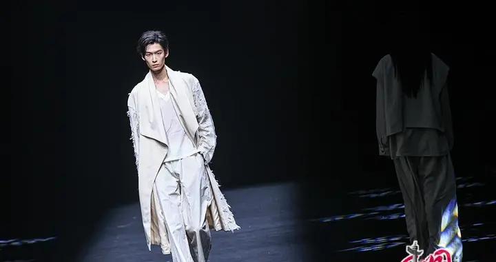 針線爲筆布面爲紙 中國國際時裝週繡語集·張依倫大秀舉行