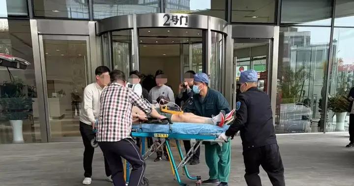 疑似張雪峯送醫照曝光！躺擔架仍穿着跑步鞋，上午還進行了直播