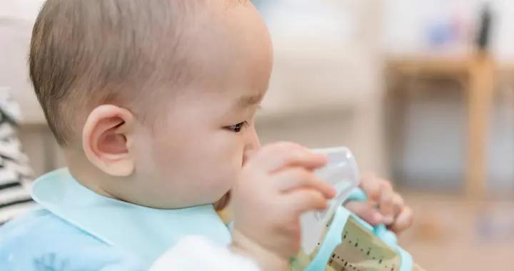 新生兒要喝白開水嗎？90%新手爸媽都搞錯了，這些誤區別踩坑