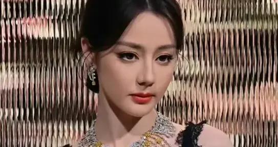 迪麗熱巴黑天鵝造型美上熱搜