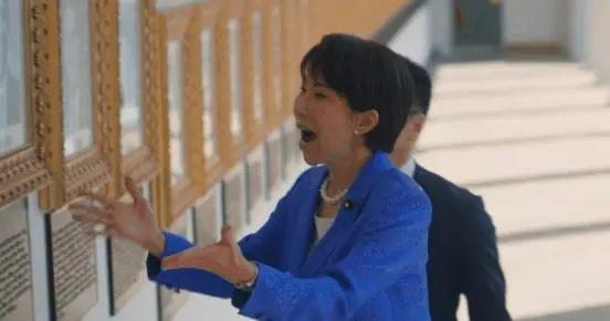 高市早苗看總統星光牆，她表情有反差，有人蹺二郎腿穿的鞋襪不妥