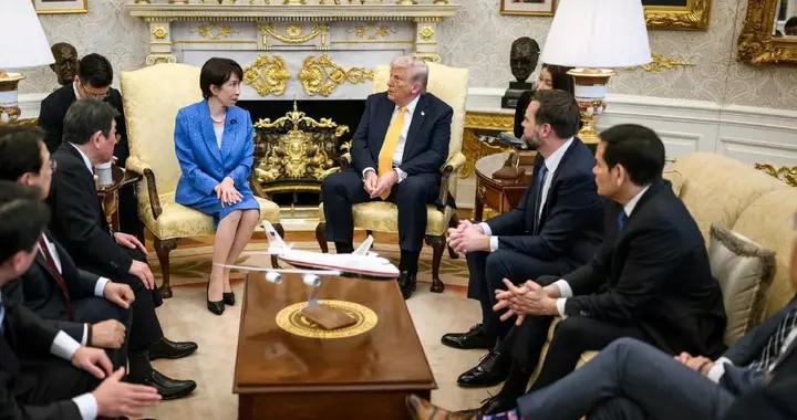 高市早苗又沒管理好表情，美方有人翹着二郎腿，鞋襪也不正式