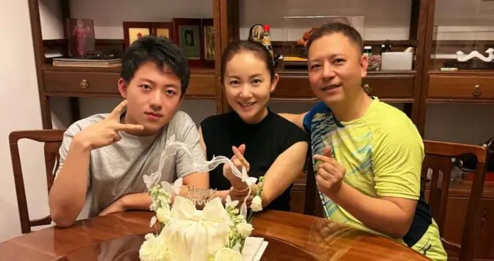 網紅家庭養娃日常曝光：爸媽越“不正經”，孩子越出色？