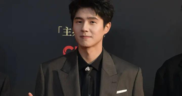 劉昊然深棕條紋西裝添成熟氣質 與周冬雨同臺不同框