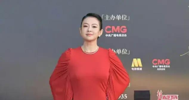 別盯臉了！章子怡的紅裙，比瓜還香