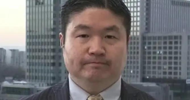 日媒的千千巖森生闖禍了，高市早苗瞠目結舌，美方兩人低頭看地上