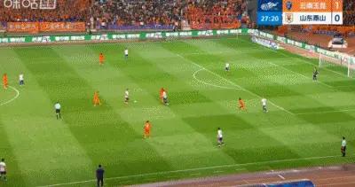 玉昆2-0領先泰山！克雷桑失誤被斷，玉昆精彩配合奧斯卡推射破門