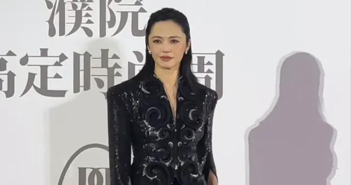 姚晨離婚風波後首露面，全程冷臉神態緊繃，與年輕男星特意避嫌