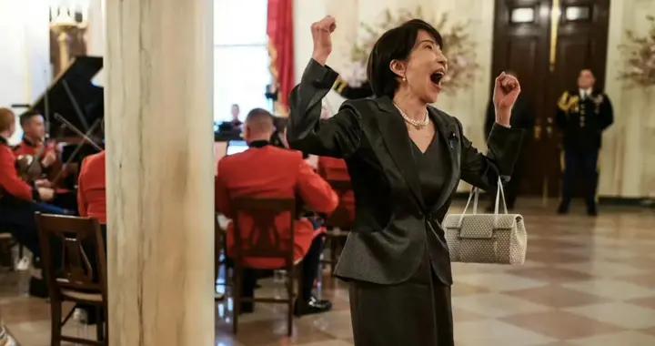 高市早苗訪美看點多，她愛鞠躬，聽到音樂也跟着嗨，雙腳內八字了