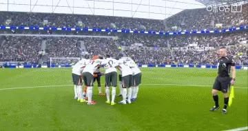 已成經典老番！切爾西賽前儀式依舊在球場中圈裏進行