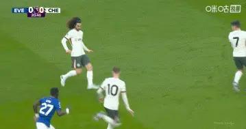 帕爾默禁區前突破被蓋耶放倒痛苦倒地，裁判沒有表示