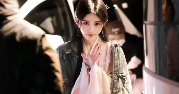 鞠婧禕新劇卷瘋了：一套衣服繡96小時