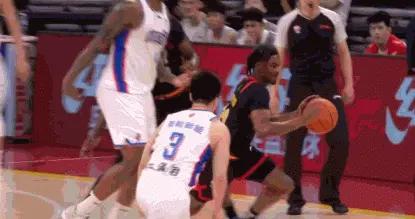 爲數不多的亮點！約翰遜搶斷被谷澤浴違體攔下 秀了一記胯下暴扣