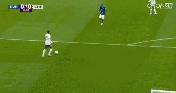 險些送禮！桑切斯門前出球稍顯拖沓差點被斷，凱塞多關鍵補防