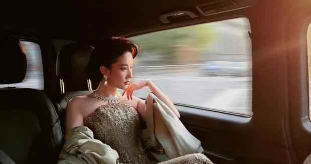 劉亦菲最新車內美照曝光！優雅貴氣渾然天成太養眼