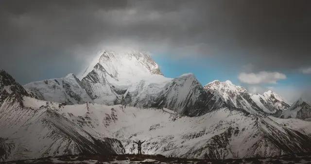 “張雪峯死了”的熱搜，我看到了職場人最深的恐懼