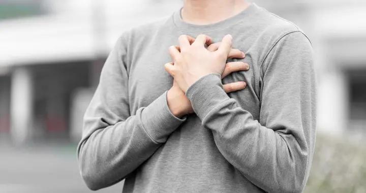 雞胸顯背厚、穿衣服醜？超詳細矯正指南！新手也能跟着練