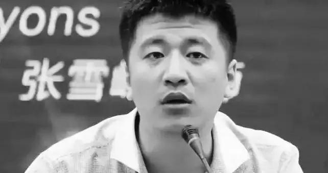 張雪峯年僅41歲，他女兒名字諧音“念寒”‌，雪峯念寒家鄉在東北