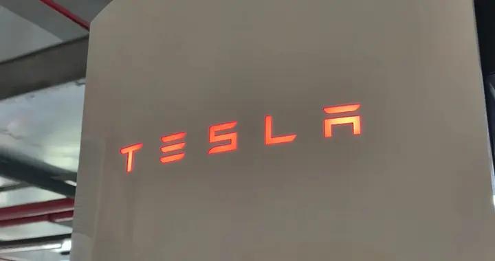 配備500kW V4機櫃！特斯拉推出摺疊式超充樁