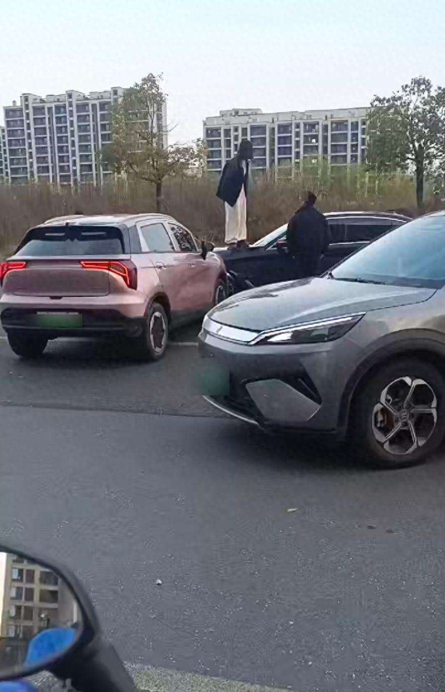 一男一女當街衝突？當地相關部門回應：夫妻因瑣事發生衝突