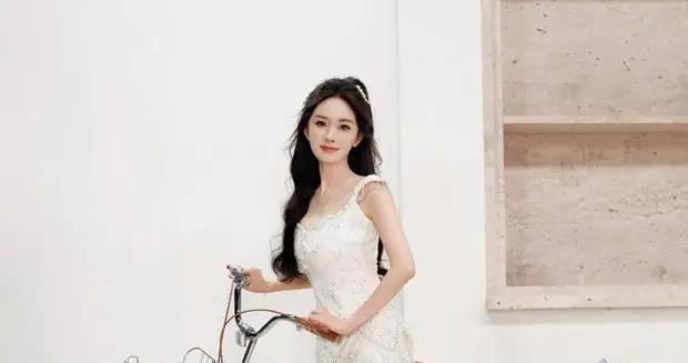 楊冪穿珍珠流蘇連衣裙秀白皙美腿！化身單車少女俏皮靈動